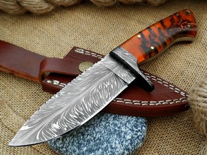 Cuchillo de Caza Artesanal de Grado Industrial con Borde Dentado, Acero de Damasco, Mango de Resina, Hoja de 4mm de Grosor con Punta Clip y Forma de Clip, Cuero - Product Image 2