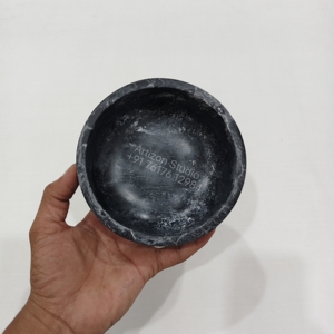 Plat de service rond en résine noire polie fait main, moderne, luxueux et durable, pour riz ou autres plats. - Product Image 1