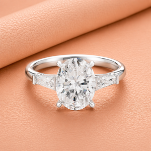 Bague de fiançailles en diamant taille ronde avec baguette conique, classique pour femme, diamants de laboratoire certifiés IGI - Product Image 2