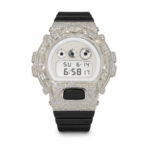 Reloj digital de lujo para mujer, caja con diamantes de imitación, correa de goma, forma redonda, bisel con diamantes, pantalla blanca - Product Image 1