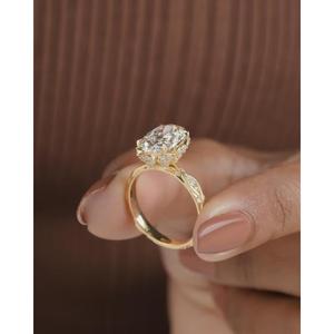 Anillo de Compromiso con Diamante de Corte Ovalado en Oro Amarillo con Detalles de Hojas en las Laterales, Anillo Solitario Inspirado en la Naturaleza, Elegante Anillo de Novia - Product Image 3