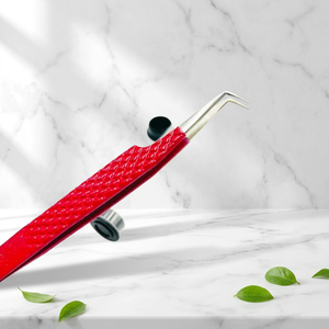 Pince à cils rouge de finition avec manche texturé pour une application précise des extensions de cils par des artistes professionnels - Product Image 2