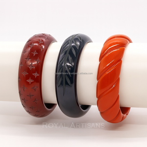 Brazaletes Clásicos de Resina para Mujer con Forma Redonda para Aniversario, Venta al por Mayor por Royal Artisans - Product Image 2