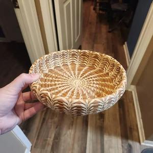 Cesta Redonda Multiusos de Ratán de Diseño, Perfecta para Servir, Decoración del Hogar y Base para Cestas de Regalo, Hecha a Mano en India - Product Image 1