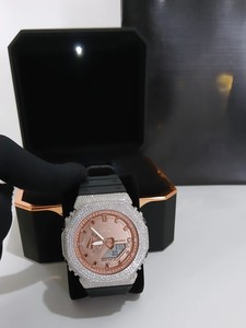 Reloj Analógico-Digital de Lujo con Pedrería, Esfera Dorada Rosa de 43 mm, Correa de Silicona, Resistente al Agua 20 BAR, Unisex - Product Image 1