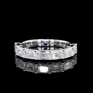 Bague d'éternité minimaliste en or blanc massif 18 carats avec diamant de laboratoire taille émeraude 4 carats certifié IGI, style East West, pour mariage - Product Image 1
