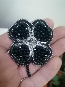 Broche de cabeza de ratón de dibujos animados hecho a mano con cuentas, lazo rojo, cuentas de vidrio, forma de animal, pin para ropa, insignia para decoración de prendas y accesorios. - Product Image 3