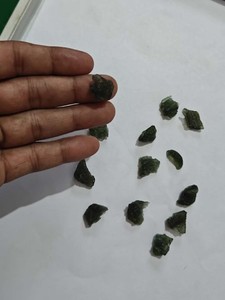 Pierres précieuses de Moldavite brute faites à la main, pierres brutes vertes naturelles, fournitures de fabrication de bijoux en cristal, vente en gros - Product Image 4