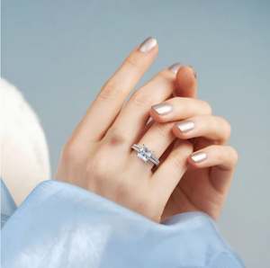 Anillo de Compromiso y Matrimonio de Plata de Ley 925 Chapado en Oro con Moissanita de Corte Princesa de 2 Quilates y Engaste de Garras, Juego de 2 Piezas - Product Image 2