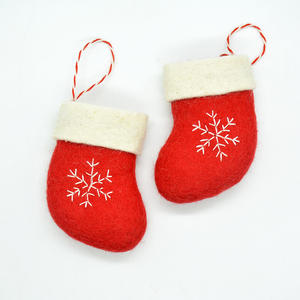 Chaussettes de Noël en feutre faites à la main, rouges avec broderie de flocons de neige blancs, style traditionnel, ornement artisanal - Product Image 1