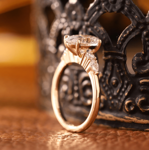 Bague de fiançailles ovale en diamant de laboratoire de 1,5 carat, bague de mariage à cinq pierres avec diamants latéraux ronds et en forme de poire, bijoux de mariée de luxe - Product Image 2