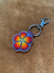 Aprenda los secretos profesionales del bordado con cuentas para creaciones de moda ricas y elegantes. Elegante bordado floral con cuentas que realza instantáneamente. - Product Image 5