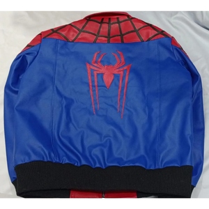 Blouson de moto en cuir personnalisé motif toile d'araignée, rouge et bleu, avec logo araignée brodé, OEM, streetwear sur mesure - Product Image 4