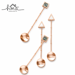 Ensemble de cuillères en laiton artisanal finition or rose, manche long, design géométrique avec incrustations rondes, triangulaires et carrées, couverts décoratifs - Product Image 1