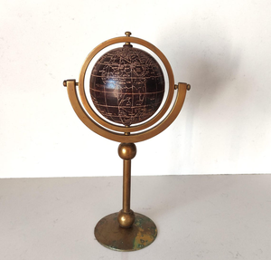 Globe de style antique avec double anneau méridien, finition bronze, support, carte du monde vintage, décoration de bureau d'étude - Product Image 1