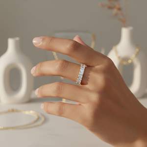 Anillo de media eternidad con barra de corte esmeralda de 1.30 quilates - Product Image 6