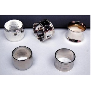 Elegantes Anillos para Servilletas de Aluminio Plateado, Diseños Modernos con Corte Martillado, Duraderos y Ecológicos para Decoración de Mesa en Banquetes y Bodas - Product Image 1