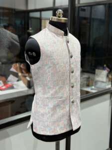 เสื้อโค้ทผู้ชายคุณภาพดีเยี่ยม หรูหรา ปักลายแจ็คการ์ดและเลื่อม เหมาะสำหรับงานแต่งงานและการแสดงบนเวที มีจำหน่ายในราคาที่คุ้มค่า - Product Image 6