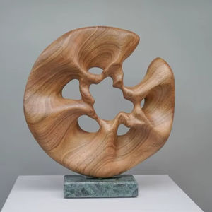 Escultura de madera antigua hecha para decoración del hogar que agrega belleza tradicional y encanto artístico natural a interiores. - Product Image 1