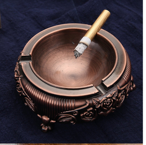 Cendrier en métal floral couleur cuivre rose avec une finition antique élégante, disponible à prix de gros. - Product Image 1