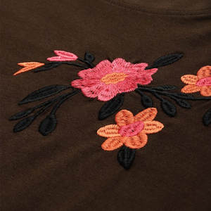 Camisetas de Mujer al por Mayor - Servicio OEM, Diseño de Logotipo Personalizado, 100% Poliéster Ecológico, Antiarrugas, de Secado Rápido, Cuello en V - Product Image 5