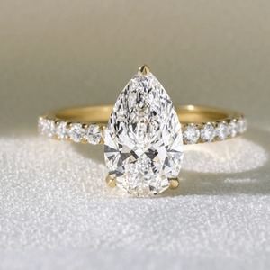 Anillo de Compromiso y Boda de Oro de 14K con Diamante Cultivado en Laboratorio de Corte Pera de 2 Quilates, CVD HPHT, Venta al por Mayor - Product Image 1