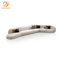 Canapé blanc moderne de luxe avec une silhouette longue en forme de ruban/arc et des lignes minimalistes et épurées, canapé de salon haut de gamme