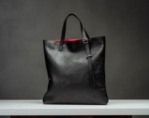 Sac fourre-tout tendance en cuir pleine fleur véritable avec fermeture éclair, détails boutonnés, sangle réglable et amovible, quincaillerie en acier inoxydable, grand format pour la plage - Product Image 6