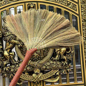 Balai à gazon avec manche en fibre plastique Taille personnalisée L90cm - 105cm Poids brut 380-420 grammes fabriqué au Vietnam - Product Image 1