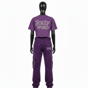 Conjunto de pantalón cargo y top corto morado de felpa francesa de algodón y poliéster de 240 GSM premium para mujer con paneles de logotipo con pedrería. Conjuntos para mujer. - Product Image 2