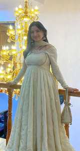 Ensemble de robes ethniques indiennes en soie chinon, prêt à être expédié, avec dupatta à bordure en dentelle perlée et pantalon élastique, vêtements en gros. - Product Image 2