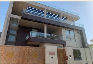 Conception de façade de villa moderne, façade extérieure de maison de luxe, architecture contemporaine, balcon avec balustrade en verre, bâtiment résidentiel - Product Image 3