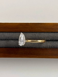 แหวนหมั้นเพชรทรงลูกแพร์ 1.68 กะรัต เพชรเลี้ยงในห้องปฏิบัติการ ทองคำขาว 14K ดีไซน์เรียบหรู เครื่องประดับเจ้าสาว รับรองโดย IGI จาก Hecza Jewels - Product Image 3