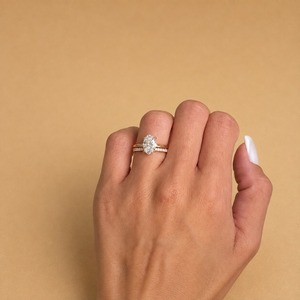 Bague de fiançailles ovale en diamant de laboratoire de 2 carats avec alliance pavée en or jaune 14 carats, clarté VVS2, certifiée IGI - Product Image 4