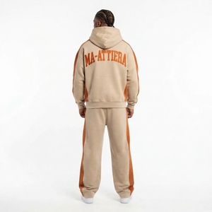 Ensemble survêtement streetwear pour homme, beige et orange, avec sweat à capuche zippé et pantalon large, panneau latéral contrastant et détails cloutés, personnalisable OEM ODM - Product Image 2