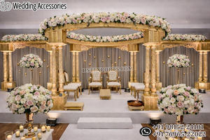Magnifiques piliers Jali pour mariage sud-indien, Mandap sur le thème Royal Peach avec lustre en cristal, design de Mandap majestueux et drapé - Product Image 3