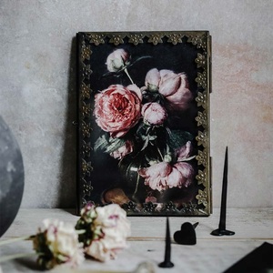 Cadre photo floral en laiton avec anneau de suspension et bordure ornée pour décoration murale, décoration intérieure et souvenirs spéciaux - Product Image 4