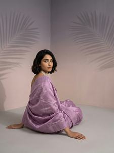 Sari en soie de framboise pure brodé pour femme Elite Weaves avec travail Leheriya et bordure à sequins, fabriqué en Inde - Product Image 5