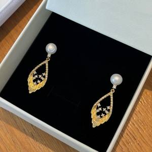 Pendientes Largos Elegantes para Mujer, Diseño de Nicho, con Pluma, Diamantes y Acabado Dorado Cepillado, Estilo Hoja, Dorado y Plateado - Product Image 5