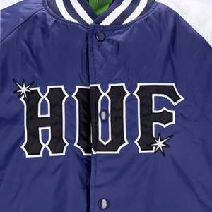 Chaqueta de Béisbol Satinada con Logotipo Personalizado, Chaqueta Bomber Varsity Premium con Cuello de Punto Acanalado para Uniformes de Equipo y Eventos - Product Image 4