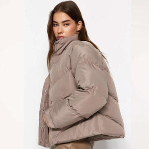 Chaqueta Acolchada Unisex Beige con Cuello Alto, Cierre de Cremallera, Resistente al Viento, Estilo Casual, Corta, para Invierno - Product Image 5