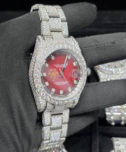 Reloj de Pulsera de Cuarzo de Lujo Clásico Hip Hop con Esfera Roja de Acero con Incrustaciones Completas VVS, Logotipo Personalizado, Cristal Analógico con Moissanita - Product Image 3