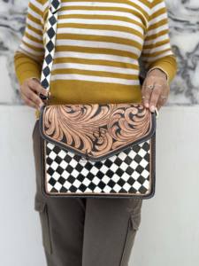 กระเป๋าหนังแกะสลักลายตารางหมากรุกสไตล์โบฮีเมียนตะวันตก ทำมือ ดีไซน์เฉพาะตัว - Product Image 5