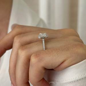 Bague de fiançailles en or blanc 14 carats avec diamant de laboratoire taille émeraude 2 carats F VVS2, sertissage halo, taille émeraude est-ouest, certifiée IGI - Product Image 4