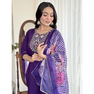 ATRACTIVA VISCOSA SECUENCIA CODIFICACIÓN BORDADO TRABAJO FONDO SUPERIOR CON DUPATTA MORADO - Product Image 3