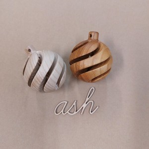 Ornement de Noël en bois artisanal, design minimaliste rond, décoration de fête, thème forêt, décoration intérieure, affichage festif d'hiver - Product Image 4