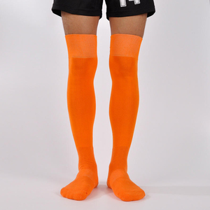 Chaussettes de football montantes orange respirantes de couleur unie pour adultes – Idéales pour l'été – Pour hommes et femmes - Product Image 1