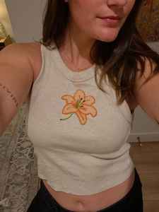 Top de tirantes de algodón acanalado blanco hecho a mano con parche bordado de flamenco con cuentas, ideal para ropa de resort para mujer. - Product Image 3