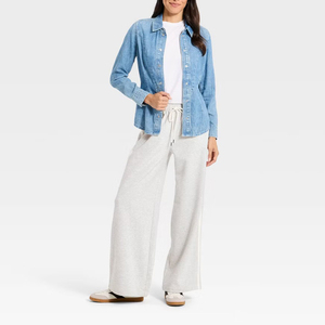 Pantalones de chándal anchos Heather Grey para mujer, de tiro medio, con cordón ajustable, franja lateral en contraste color crema y bajo abierto. - Product Image 3