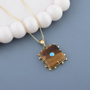 Collier pendentif tendance en pierre naturelle œil de tigre avec accent turquoise et CZ, chaîne réglable en laiton plaqué or - Product Image 4